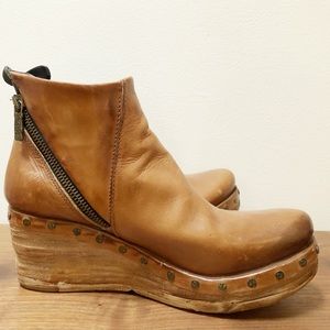 below sunset clog boot